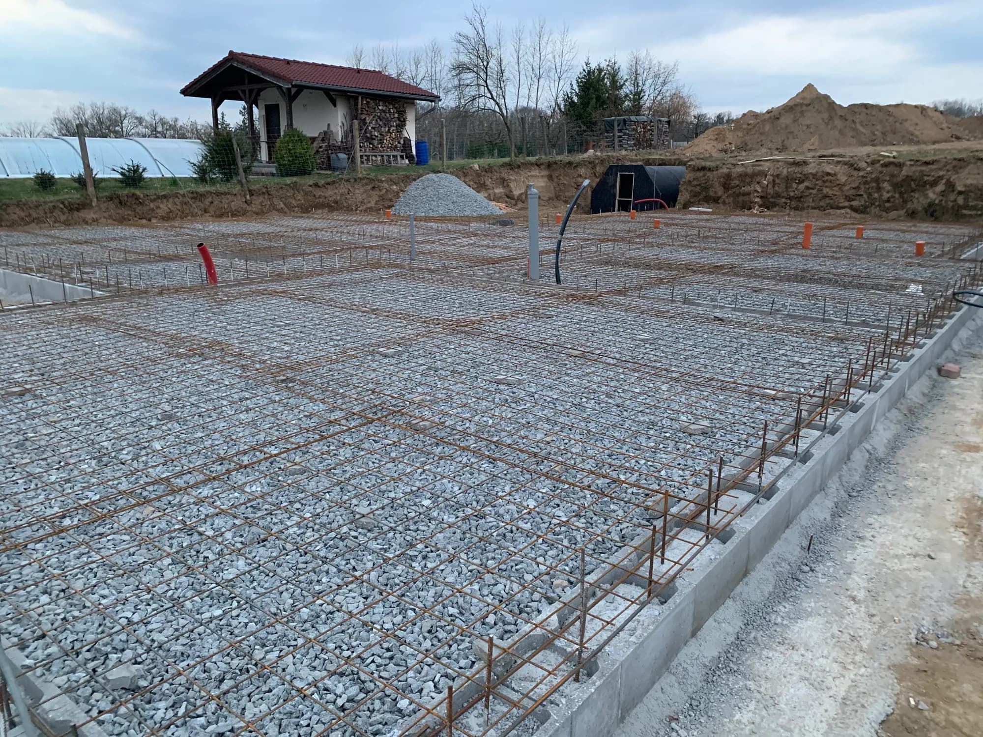 Vyarmovaná základová deska připravená k betonáži