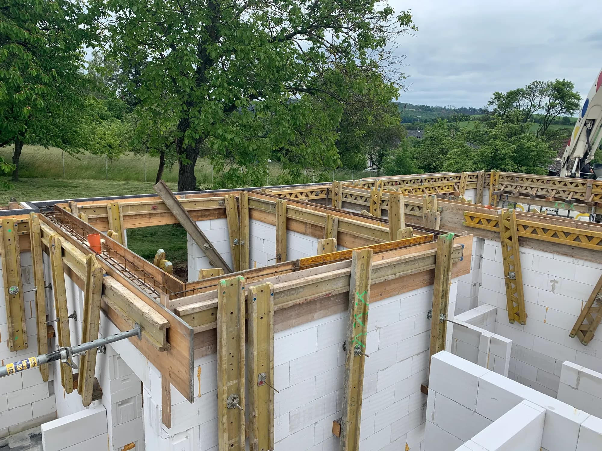 Bednění železobetonového věnce nad zdivem z pórobetonu