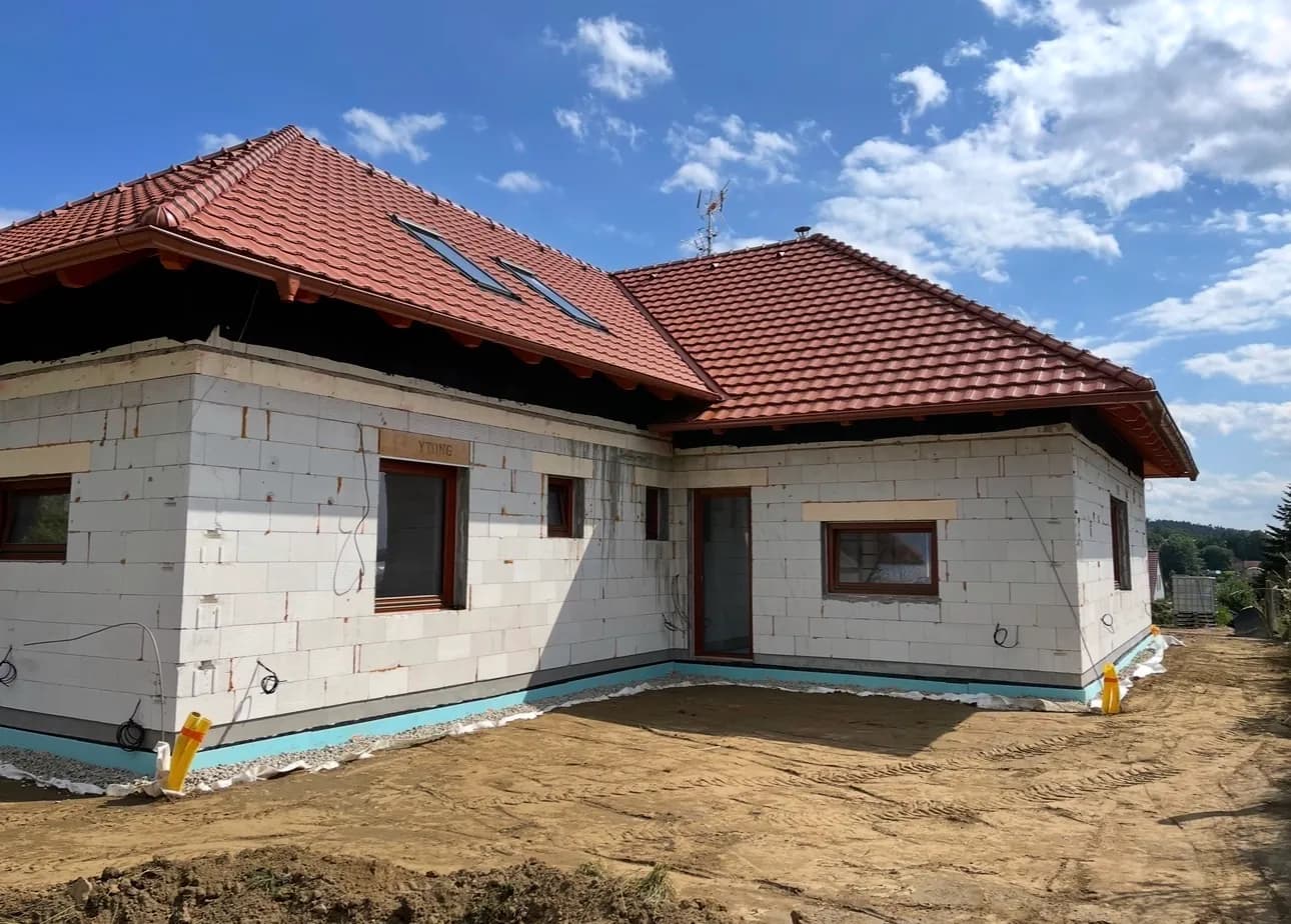 Hrubá stavba rodinného domu s dokončenou střechou