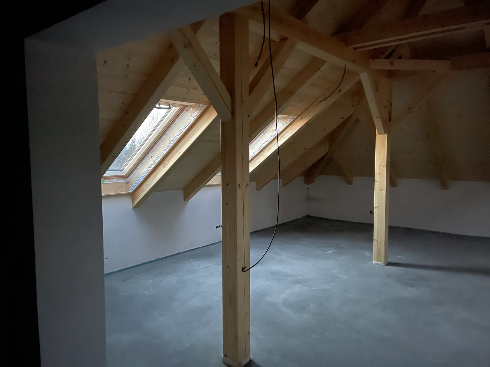 Krov a střešní okna v podkroví po rekonstrukci