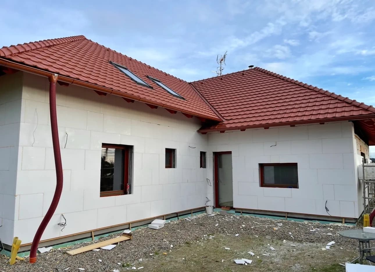 Hrubá stavba bungalovu z pórobetonu s hotovou střechou